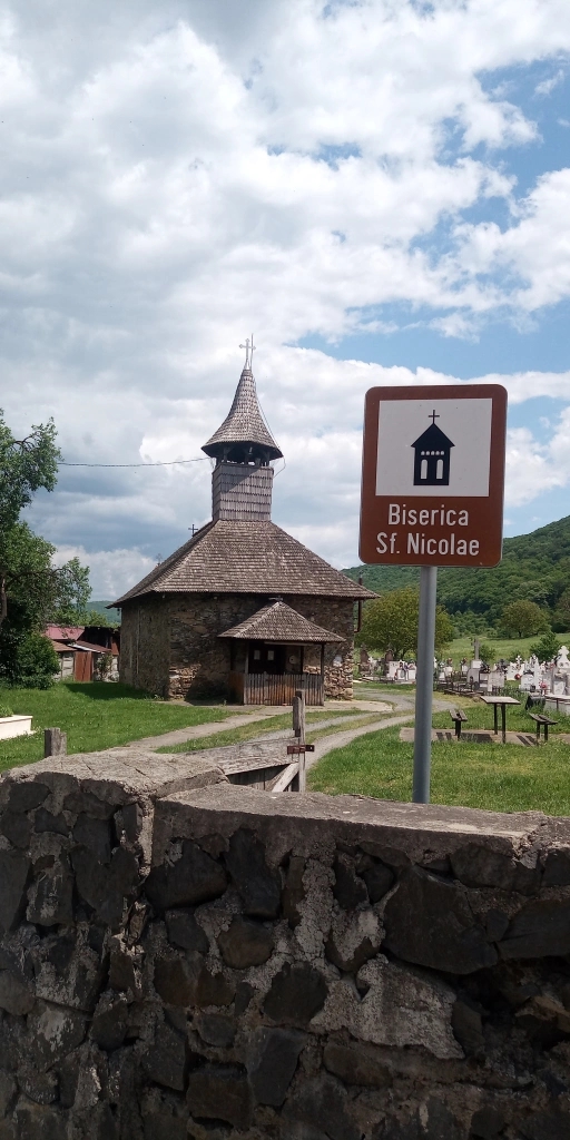 Biserica de piatră din Leșnic